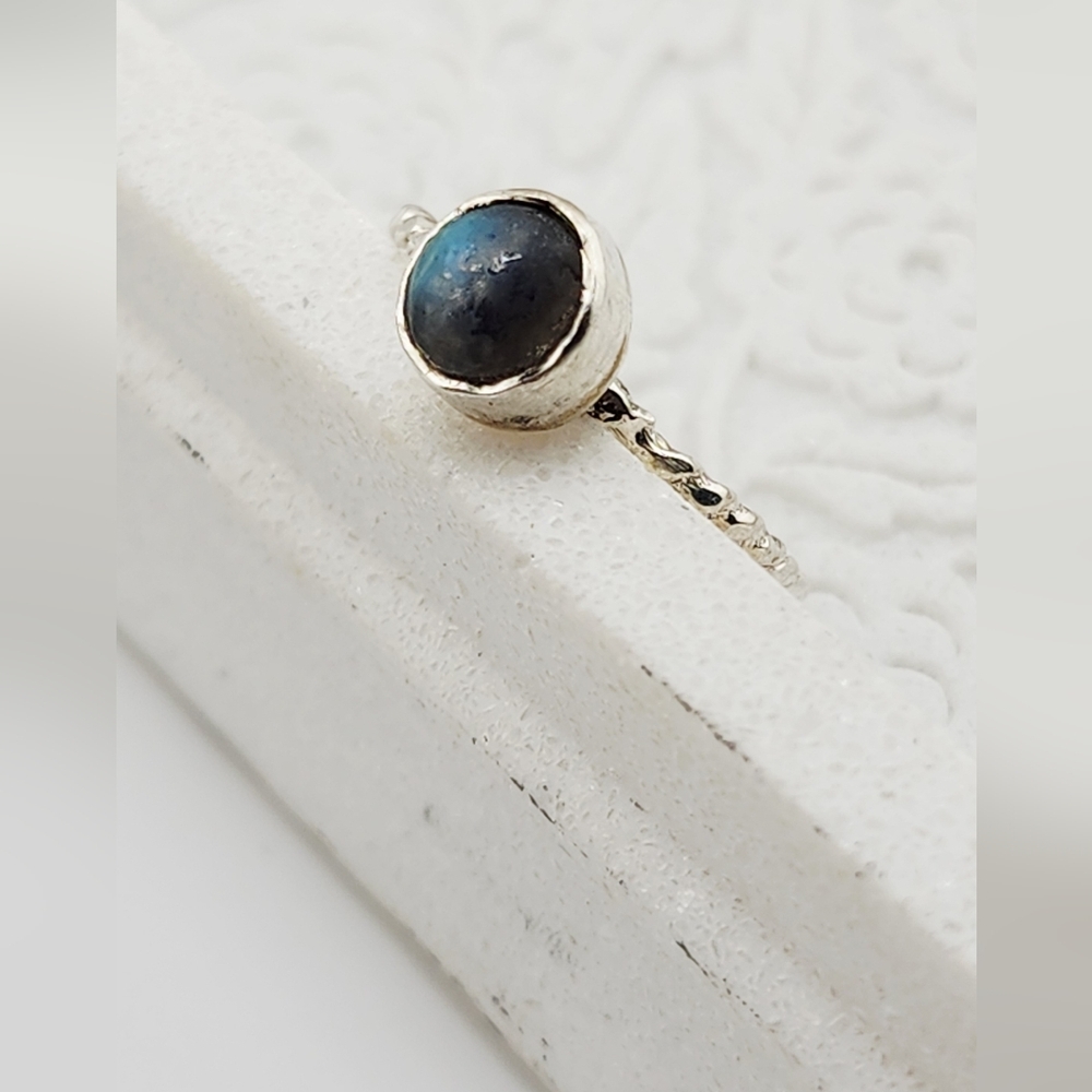 LABRADORITE HANDMADE RING WITH A TWISTED RING BAND UNISEX SIZE 7 - Picture 8 of 9